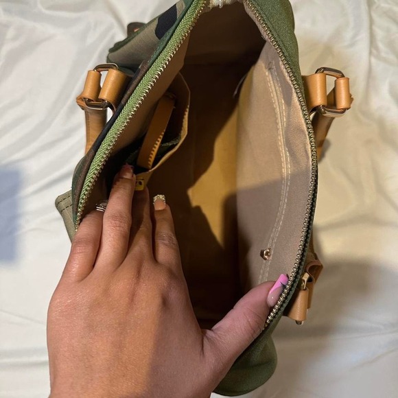 camo print handbag - Picture 3 of 4